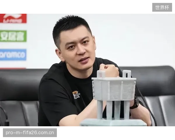 前辽篮主帅杨鸣跨界解说总决赛引热议，其专业分析带动平台会员数量激增。